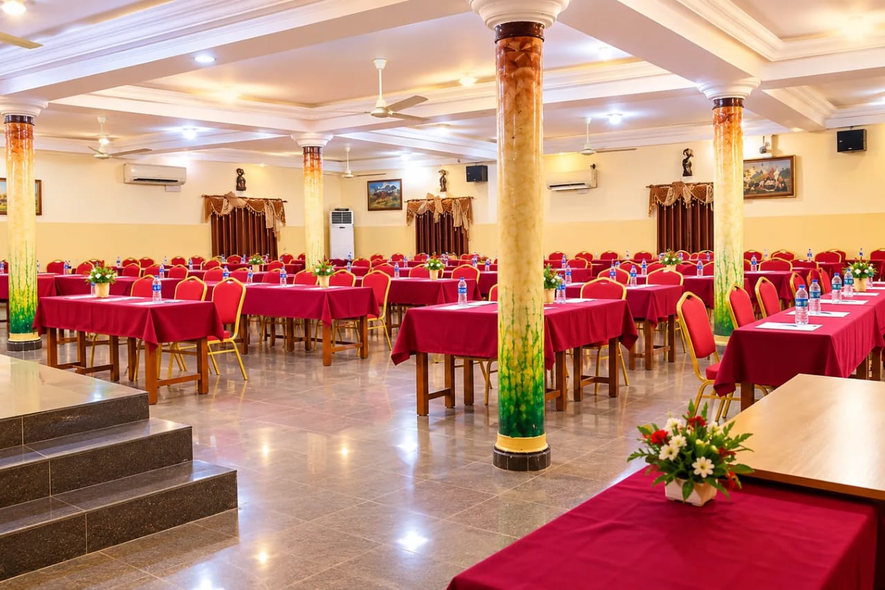 Photo d’un événement devant l’Hôtel Saka Kina